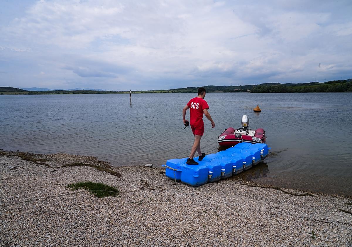 Un socorrista se acerca a su lancha de rescate en la playa de Garaio este domingo