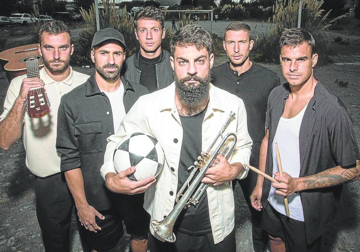 Villalibre es cantante y trompetista del grupo Orsai, formado por seis jugadores del Athletic.