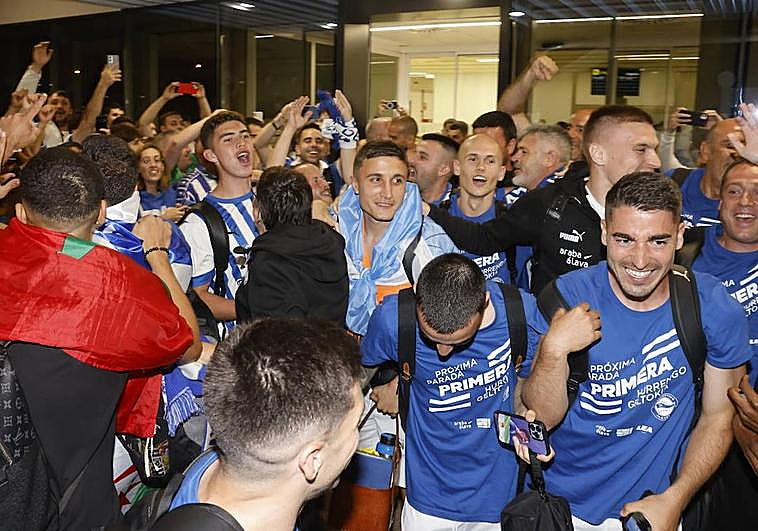 La plantilla albiazul fue jaleada nada más aterrizar en Foronda.