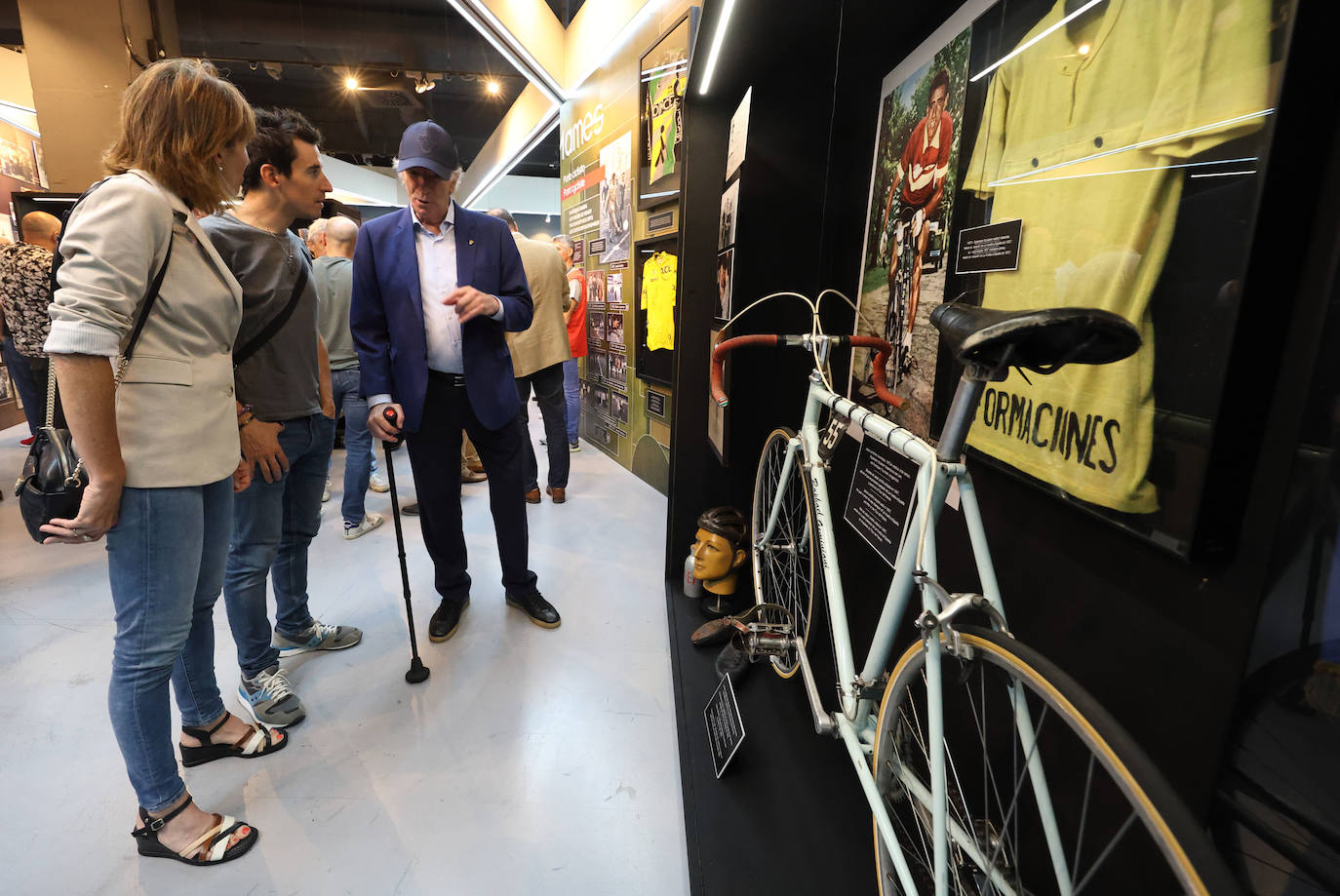 Exposición del equipo ciclista del Athletic en San Mamés