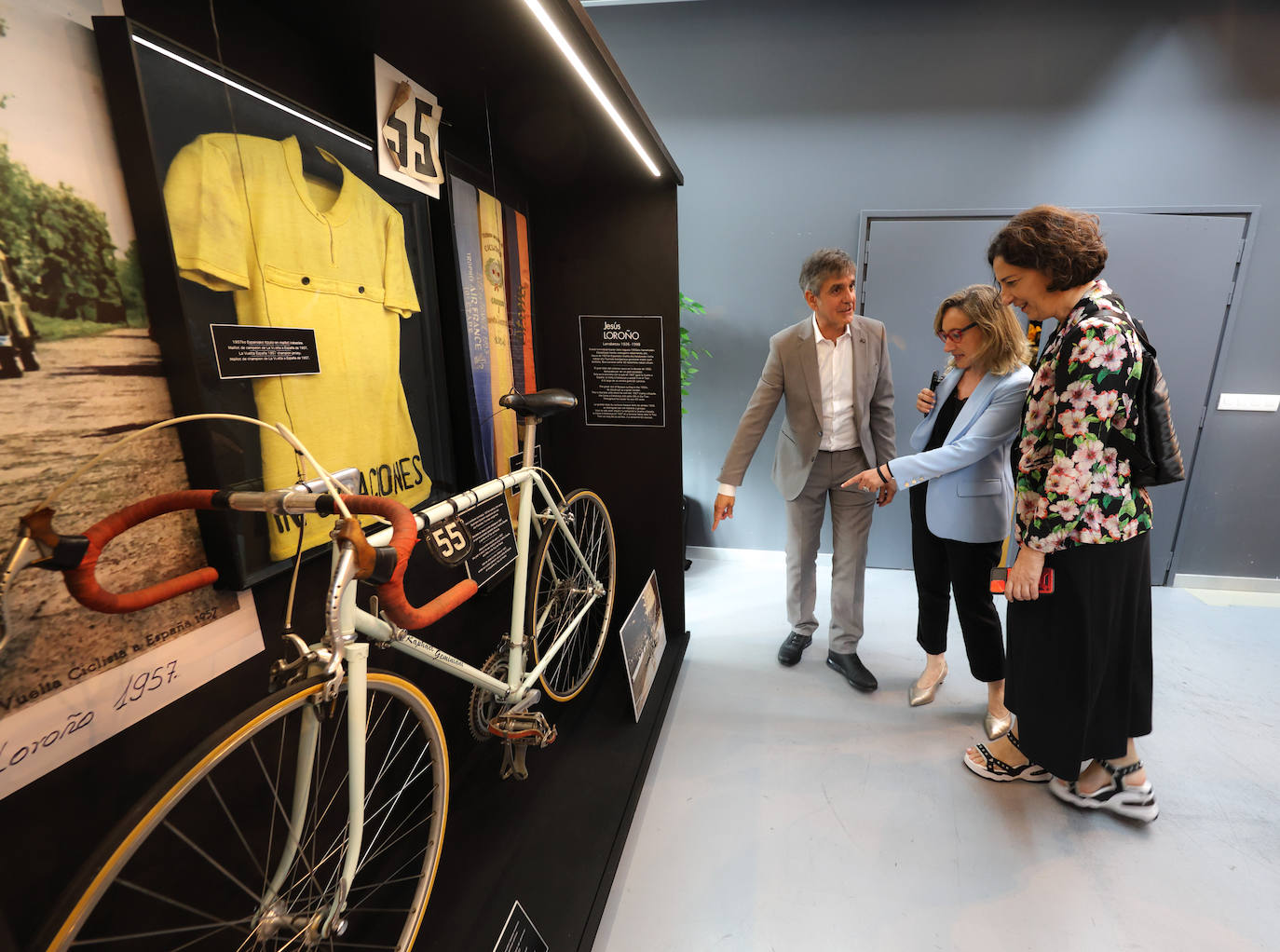 Exposición del equipo ciclista del Athletic en San Mamés