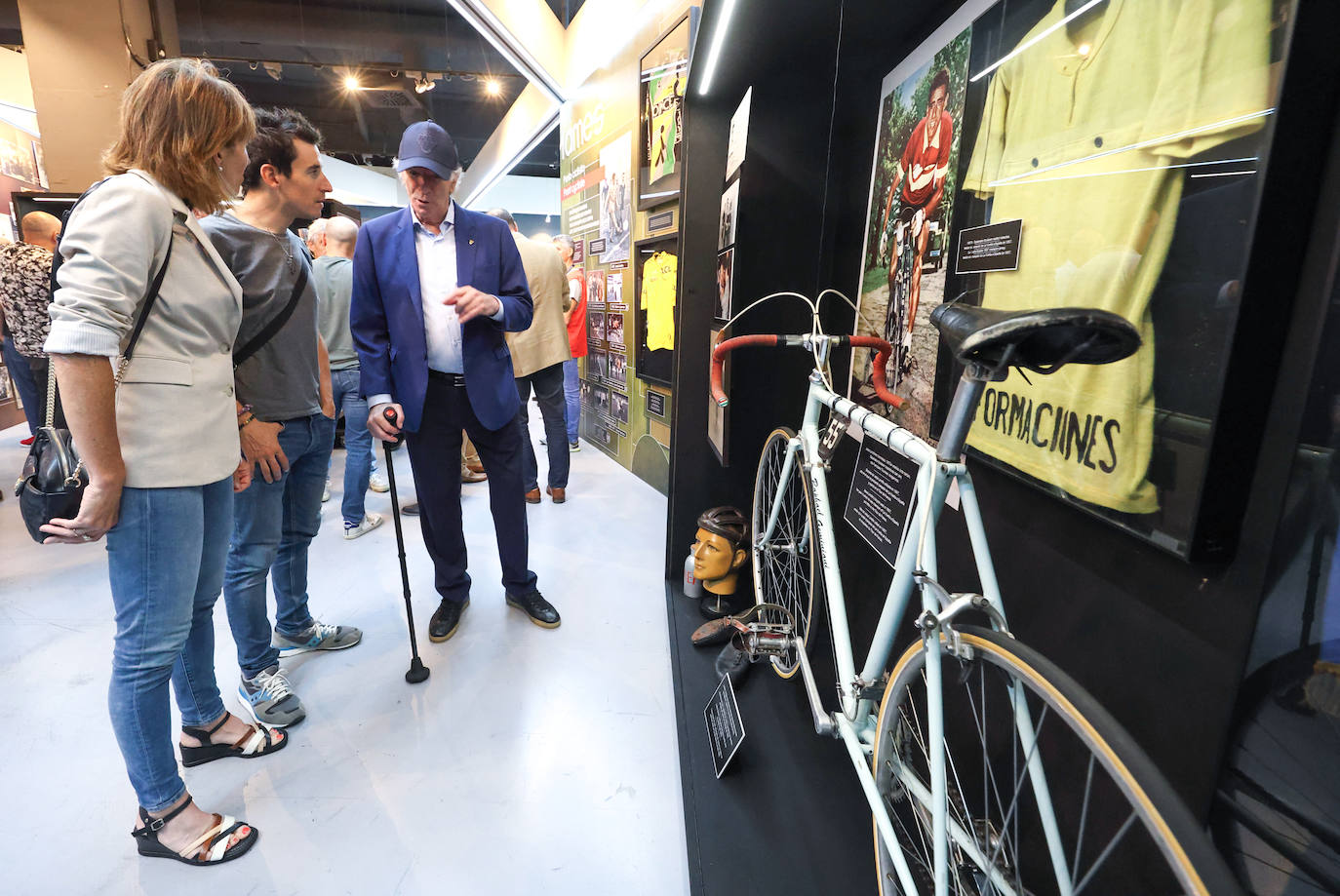 Exposición del equipo ciclista del Athletic en San Mamés