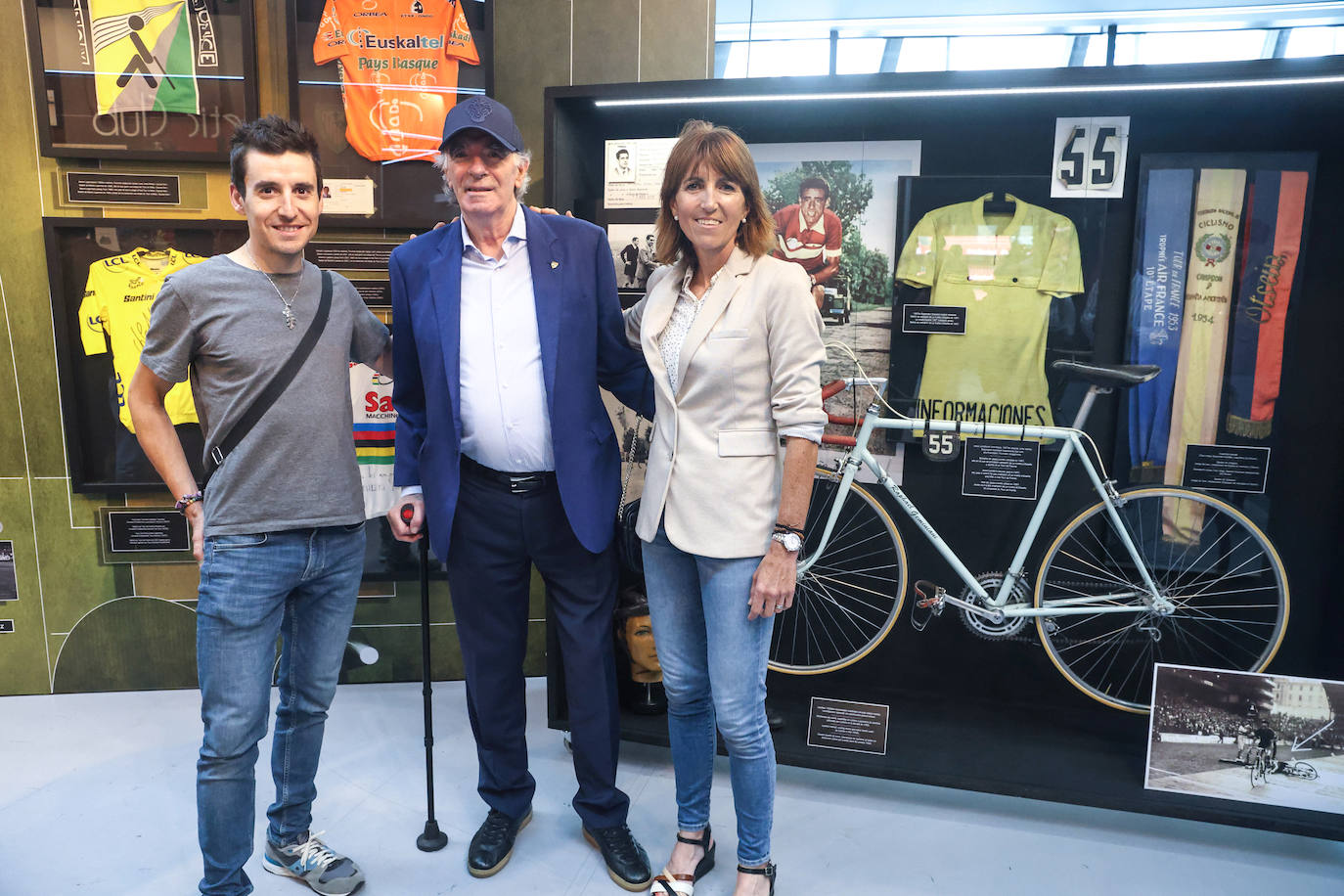 Exposición del equipo ciclista del Athletic en San Mamés