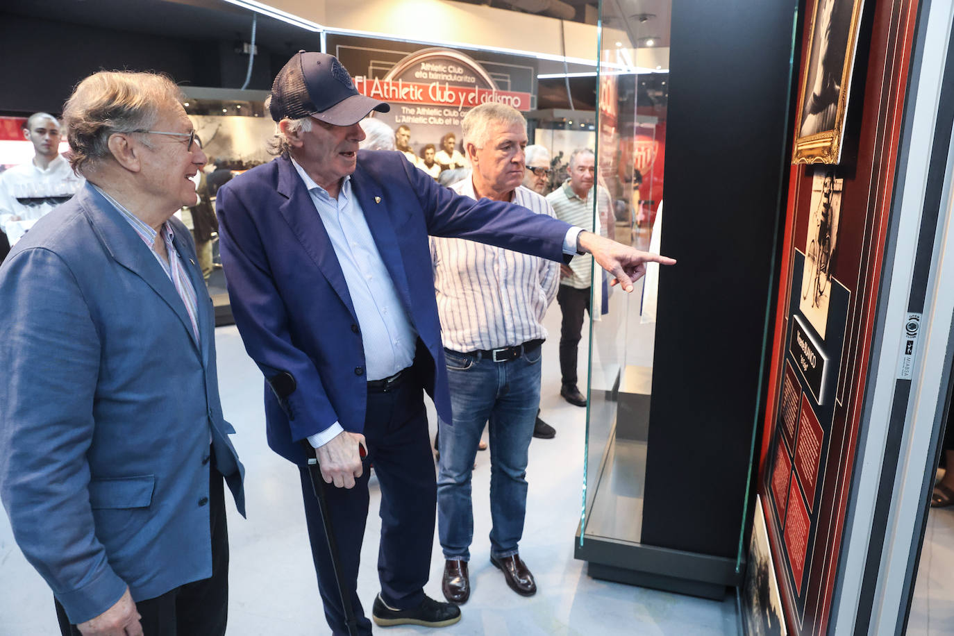 Exposición del equipo ciclista del Athletic en San Mamés