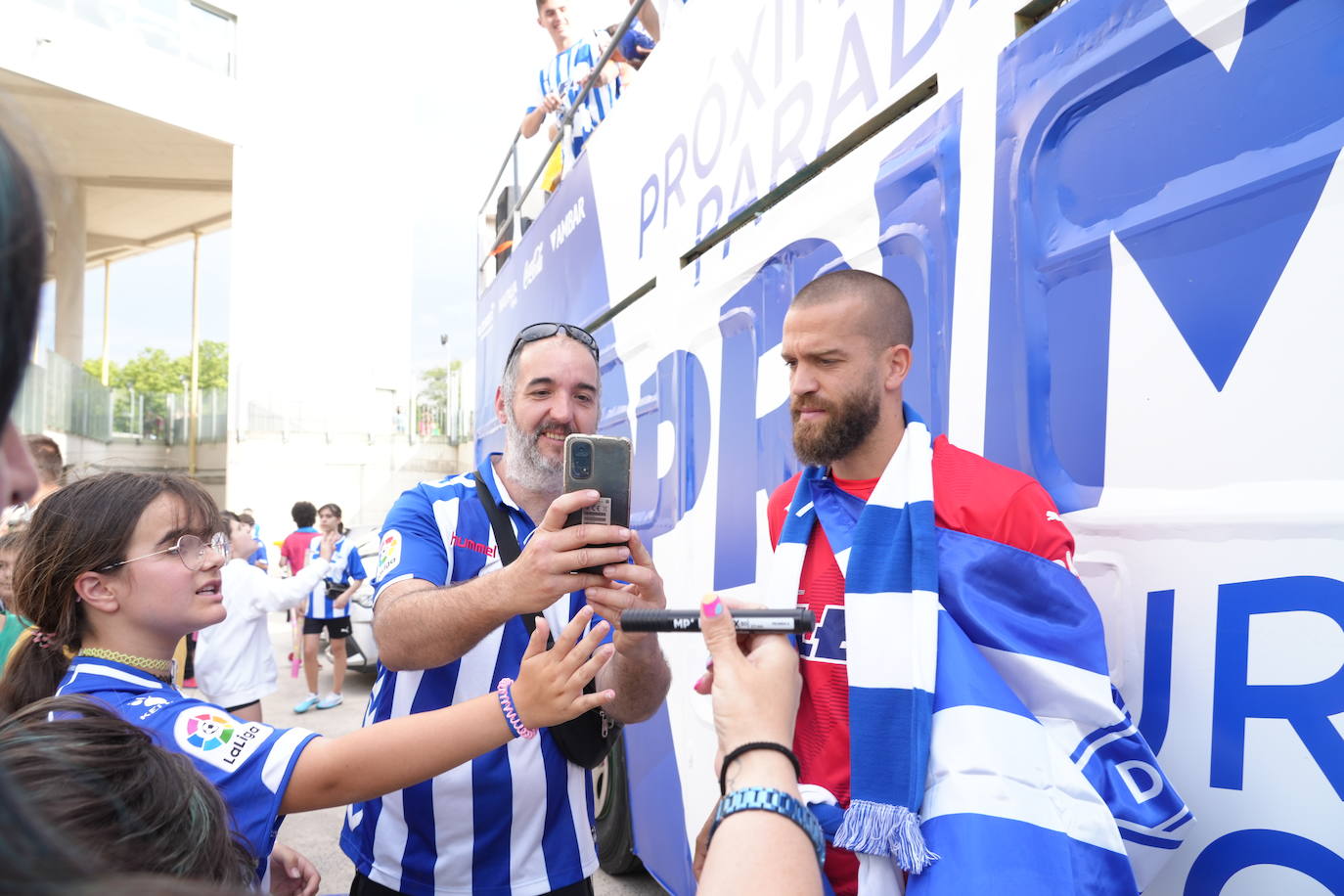 La celebración del ascenso desde el autobús del Alavés