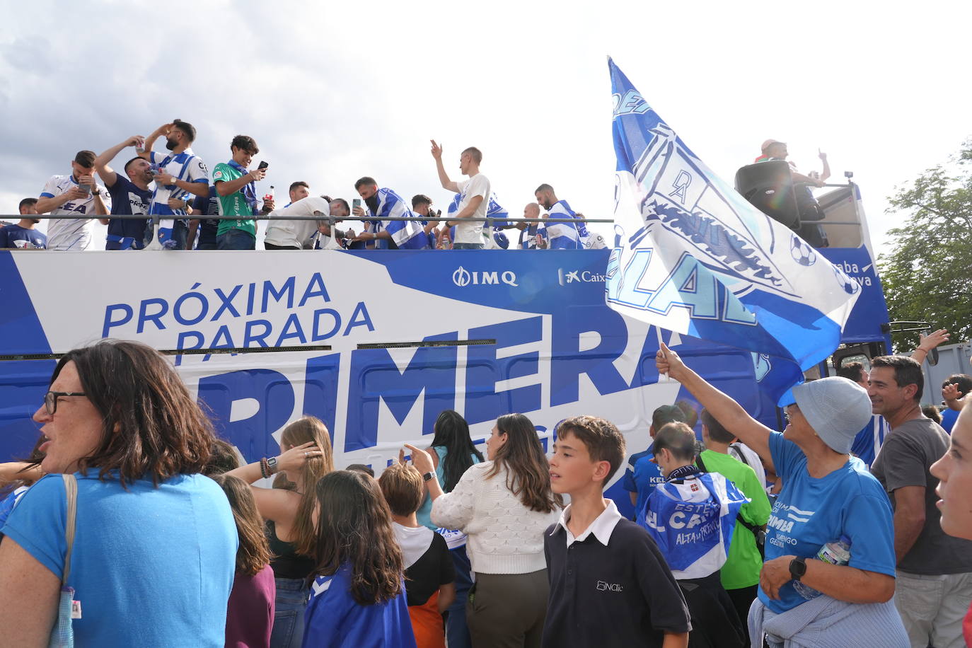 La celebración del ascenso desde el autobús del Alavés