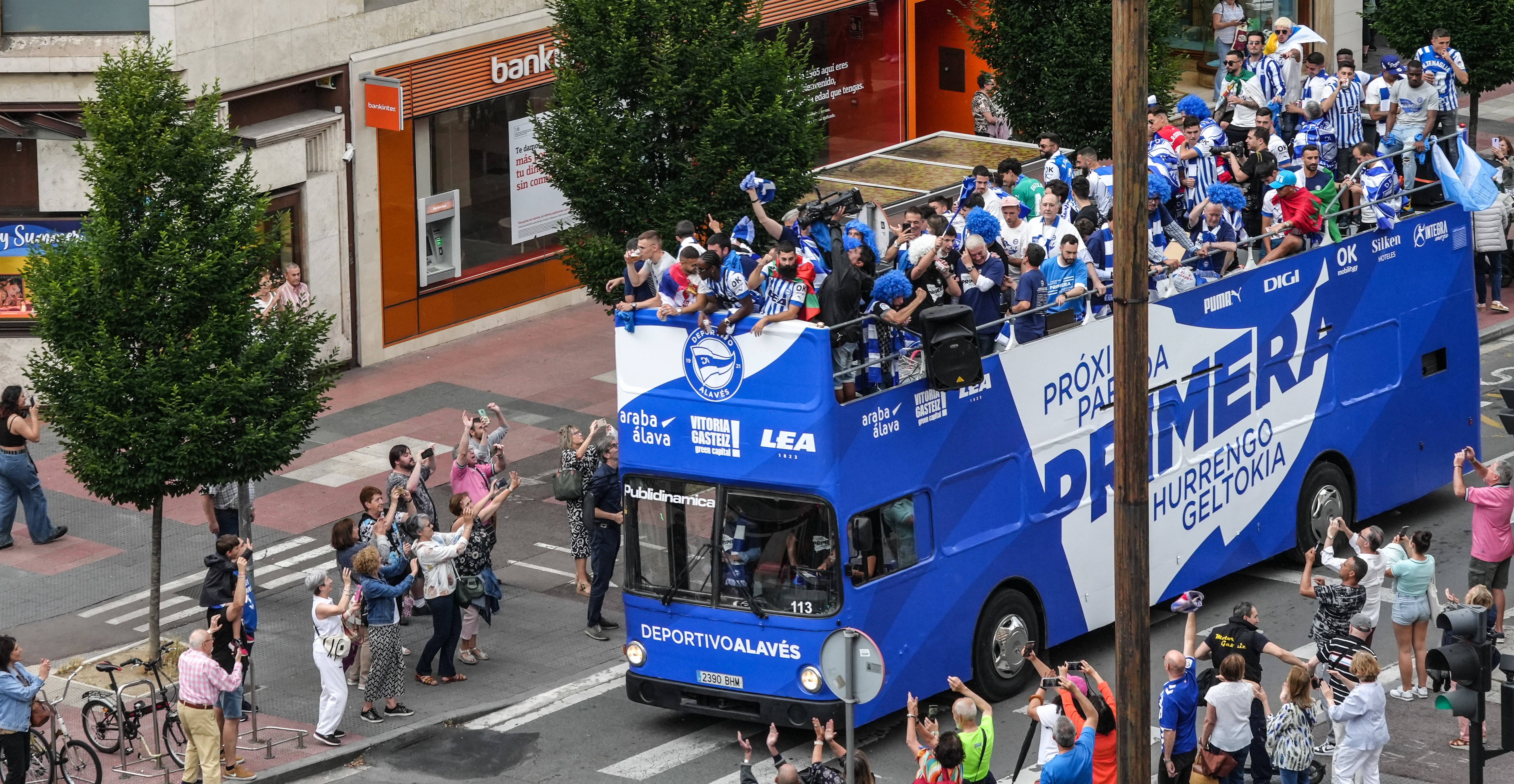 La celebración del ascenso desde el autobús del Alavés