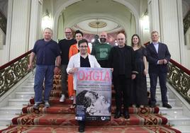 El compositor Hèctor Parra, con el cartel de la ópera 'Orgía', junto a Calixto Bieito y parte del equipo del montaje, además de Oriol Aguilà, director artístico del Festival de Peralada que coproduce el espectáculo junto al Liceu de Barcelona.