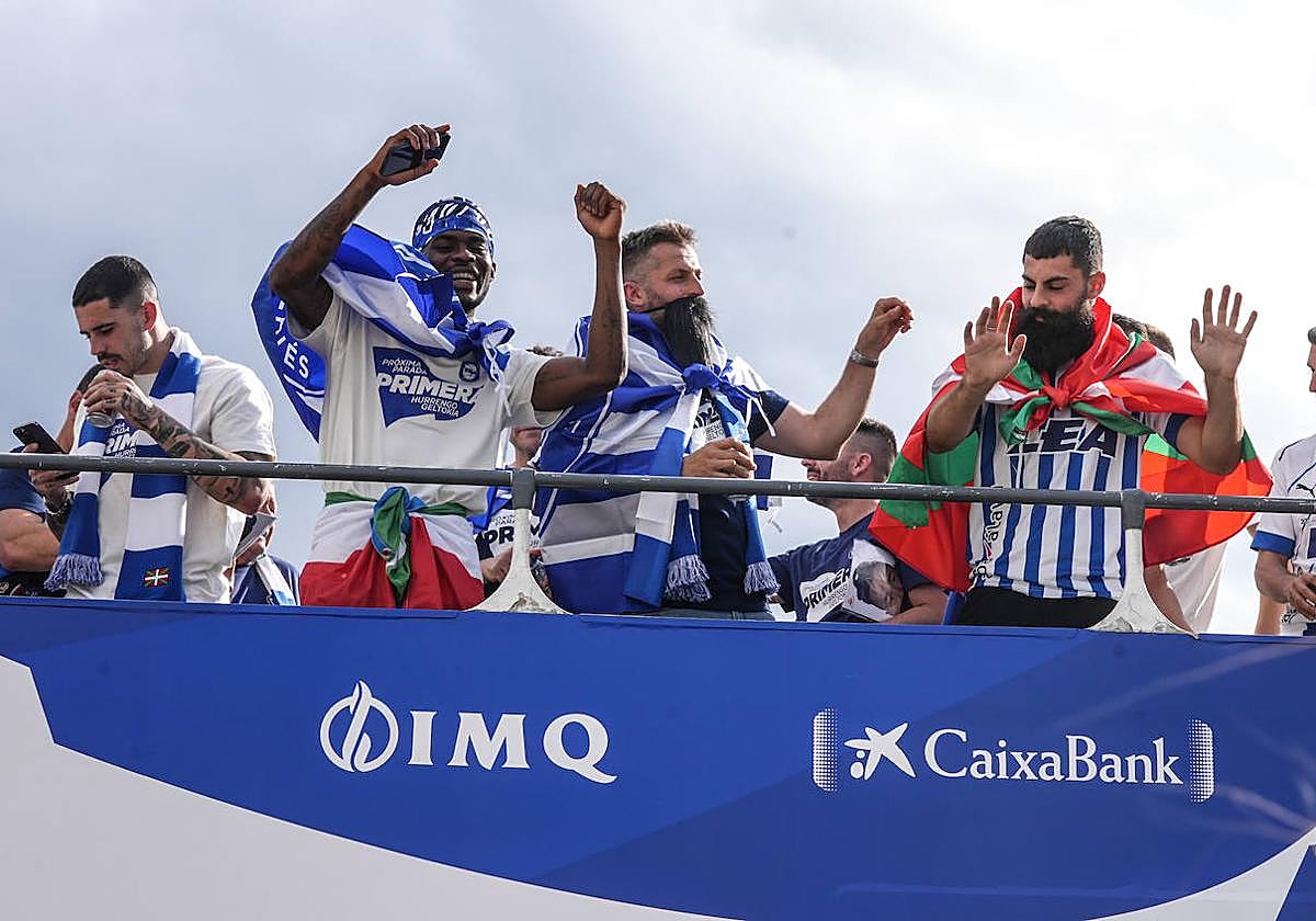 La celebración del ascenso desde el autobús del Alavés