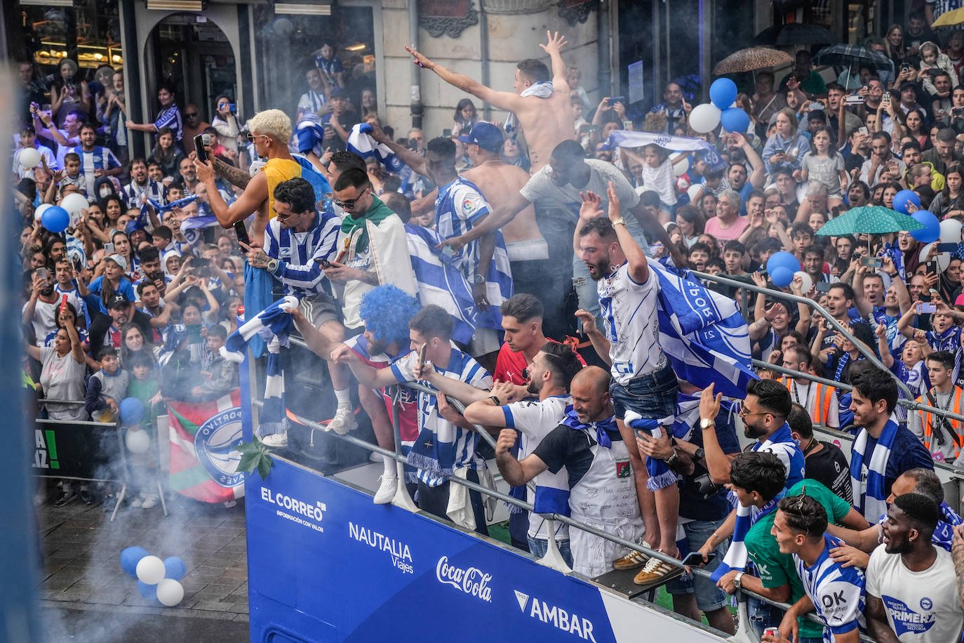 La celebración del ascenso desde el autobús del Alavés