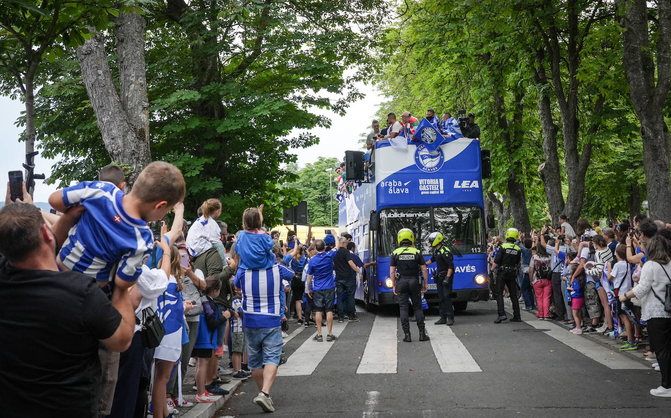 La celebración del ascenso desde el autobús del Alavés