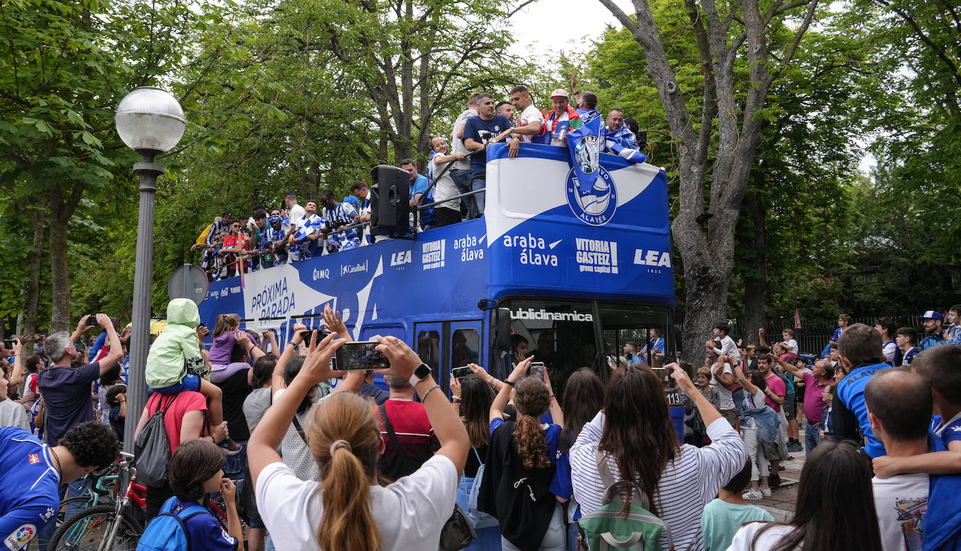 La celebración del ascenso desde el autobús del Alavés