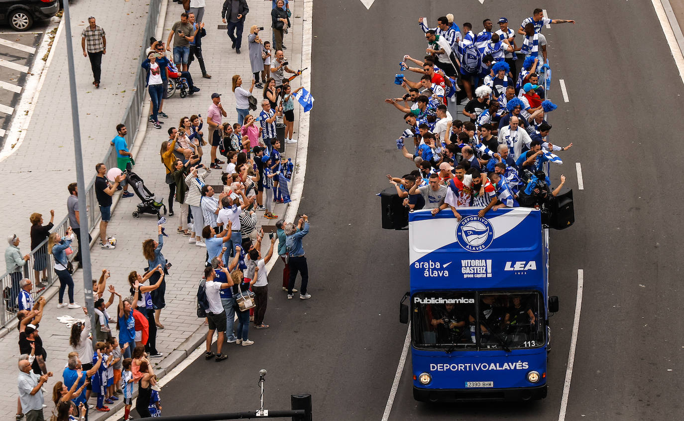 La celebración del ascenso desde el autobús del Alavés