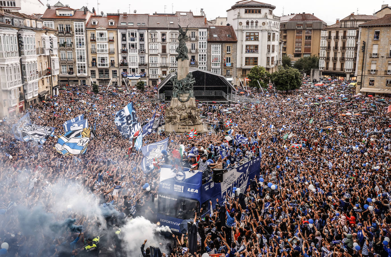 La celebración del ascenso desde el autobús del Alavés