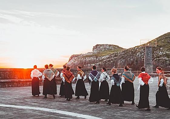 Las mujeres del grupo Etorkizuna se disponen a bailar en la Tala en una ocasión anterior.