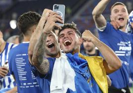 Javi López, protagonista secundario en el gol del ascenso, se hace un selfie.