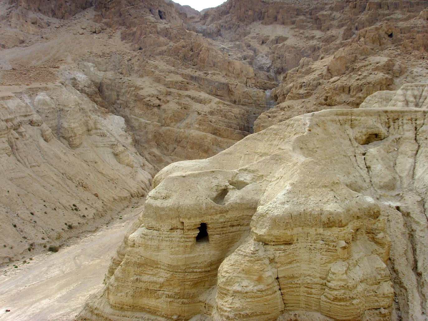 Vista de la cueva 4 y su entorno, en la que aparecieron buena parte de los manuscritos conocidos del Mar Muerto.