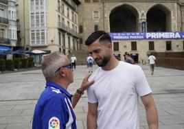 Sivera, recibe el cariño de un aficionado esta mañana en la plaza de la Virgen Blanca.