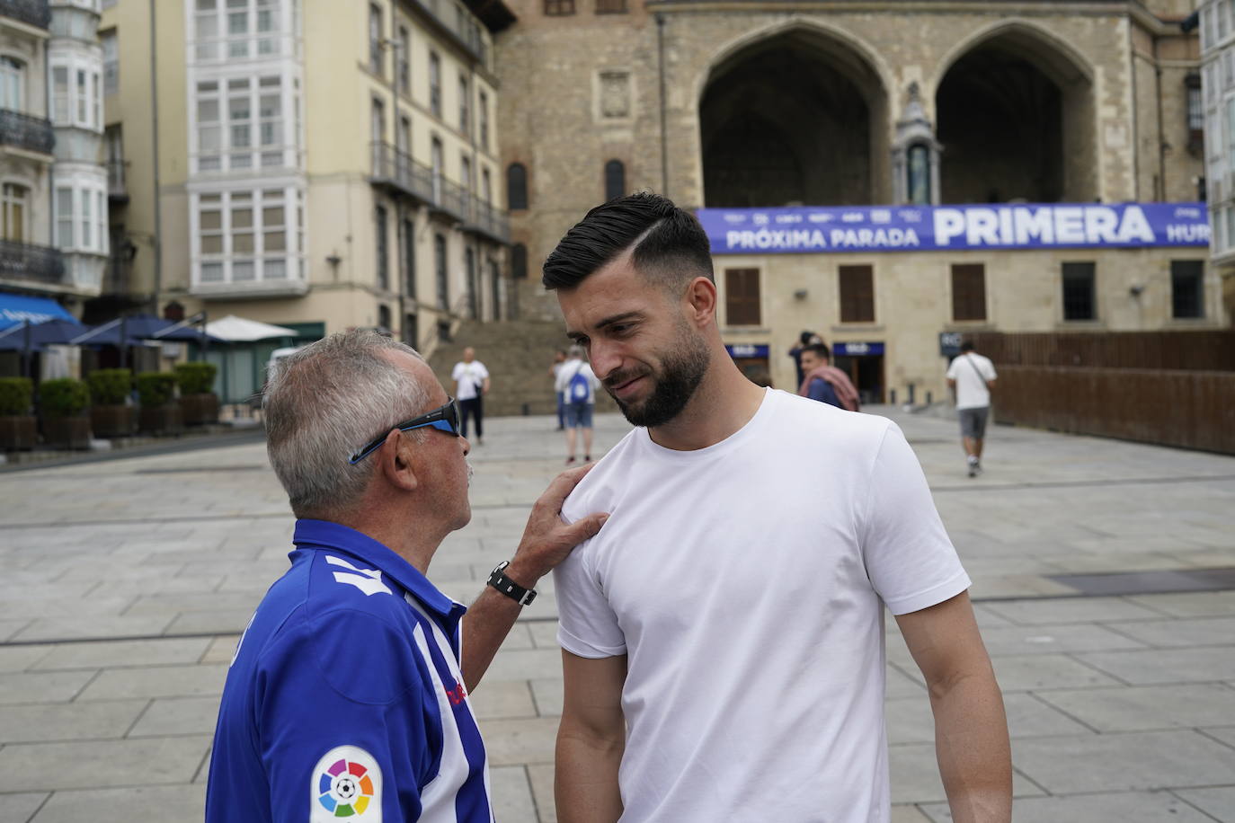 Sivera, recibe el cariño de un aficionado esta mañana en la plaza de la Virgen Blanca.