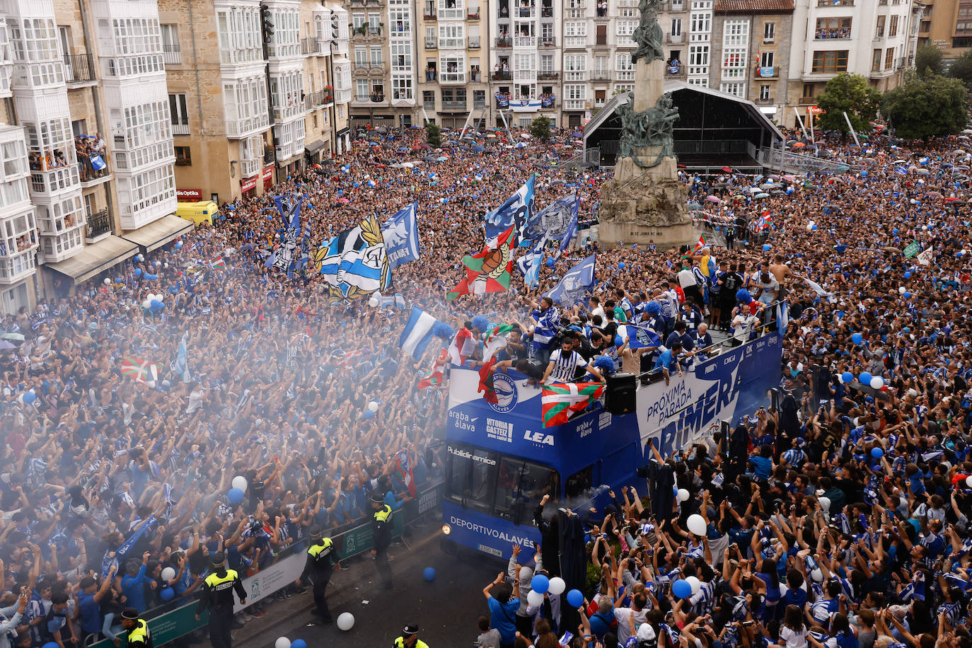 La celebración del ascenso desde el autobús del Alavés
