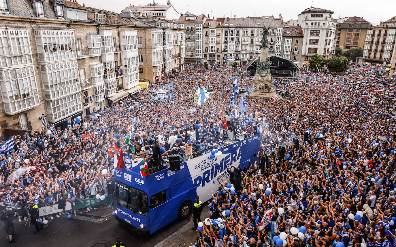 La celebración del ascenso desde el autobús del Alavés