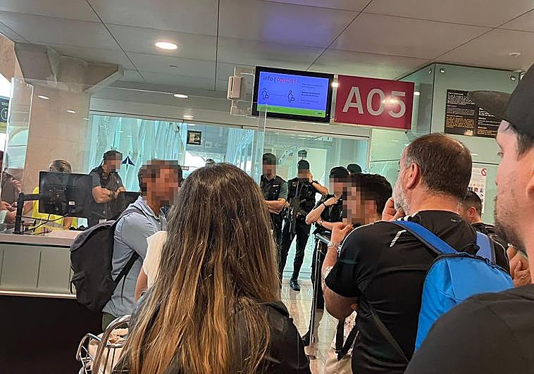 Los pasajeros dialogan en presencia de la Guardia Civil