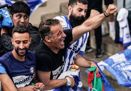 Luis García celebra el ascenso en la Balconada de San Miguel.