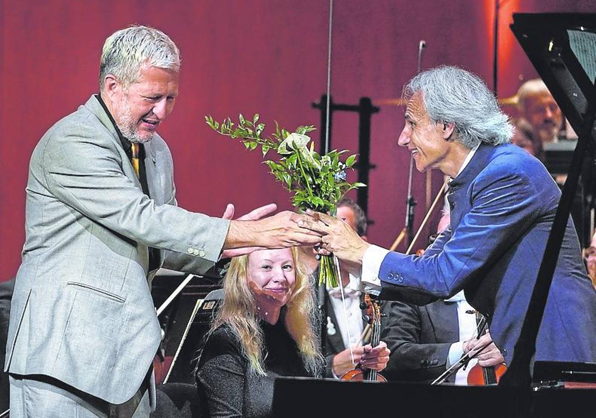 El compositor Thomas Adès, Premio Fronteras del Conocimiento, felicita al director Pedro Halffter.