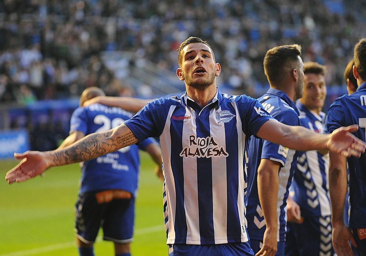 Theo Hernández también se acuerda del Alavés en el ascenso