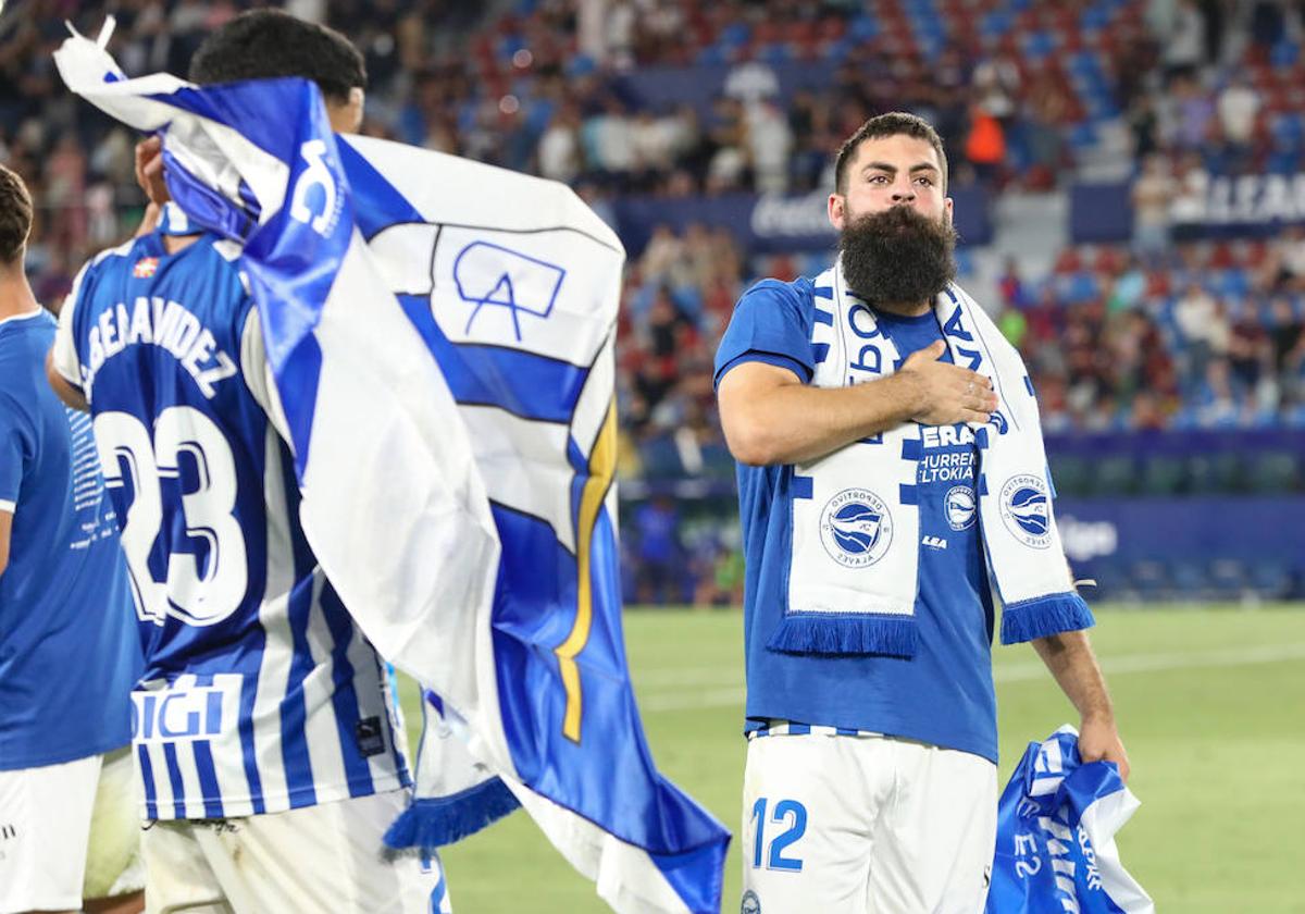 Villalibre se lleva la mano al pecho para agradecer el apoyo tras el ascenso a Primera.