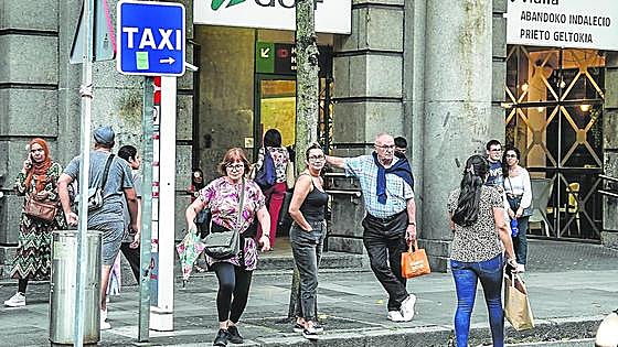 Bilbao obligará a subastar licencias de taxi inactivas para mejorar un servicio desbordado