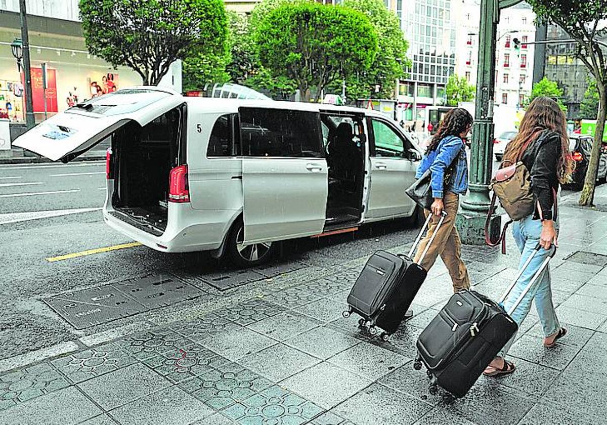 Un taxi descarga pasajeros en una parada en Alameda Mazarredo.