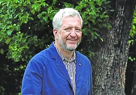 El compositor Thomas Adès, paseando por el parque de Bilbao tras la entrevista.