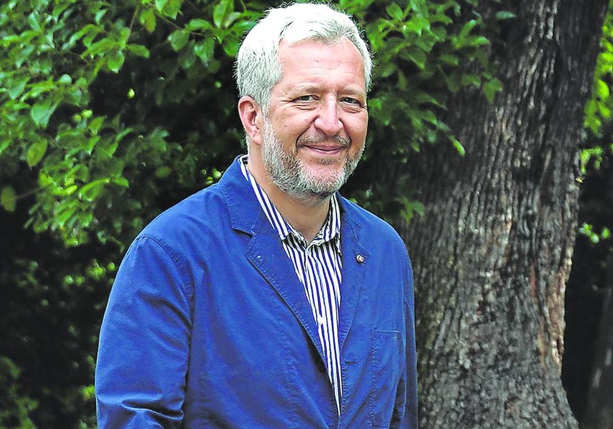 El compositor Thomas Adès, paseando por el parque de Bilbao tras la entrevista.