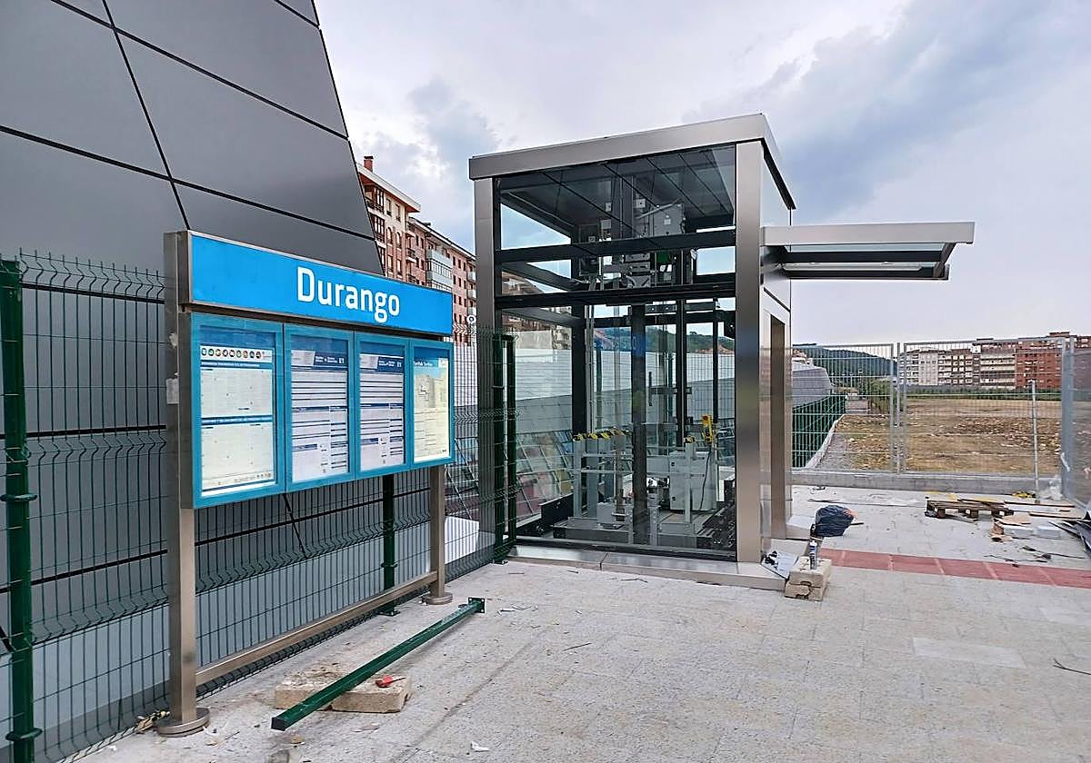 Acceso al nuevo ascensor de la estación de tren de Durango