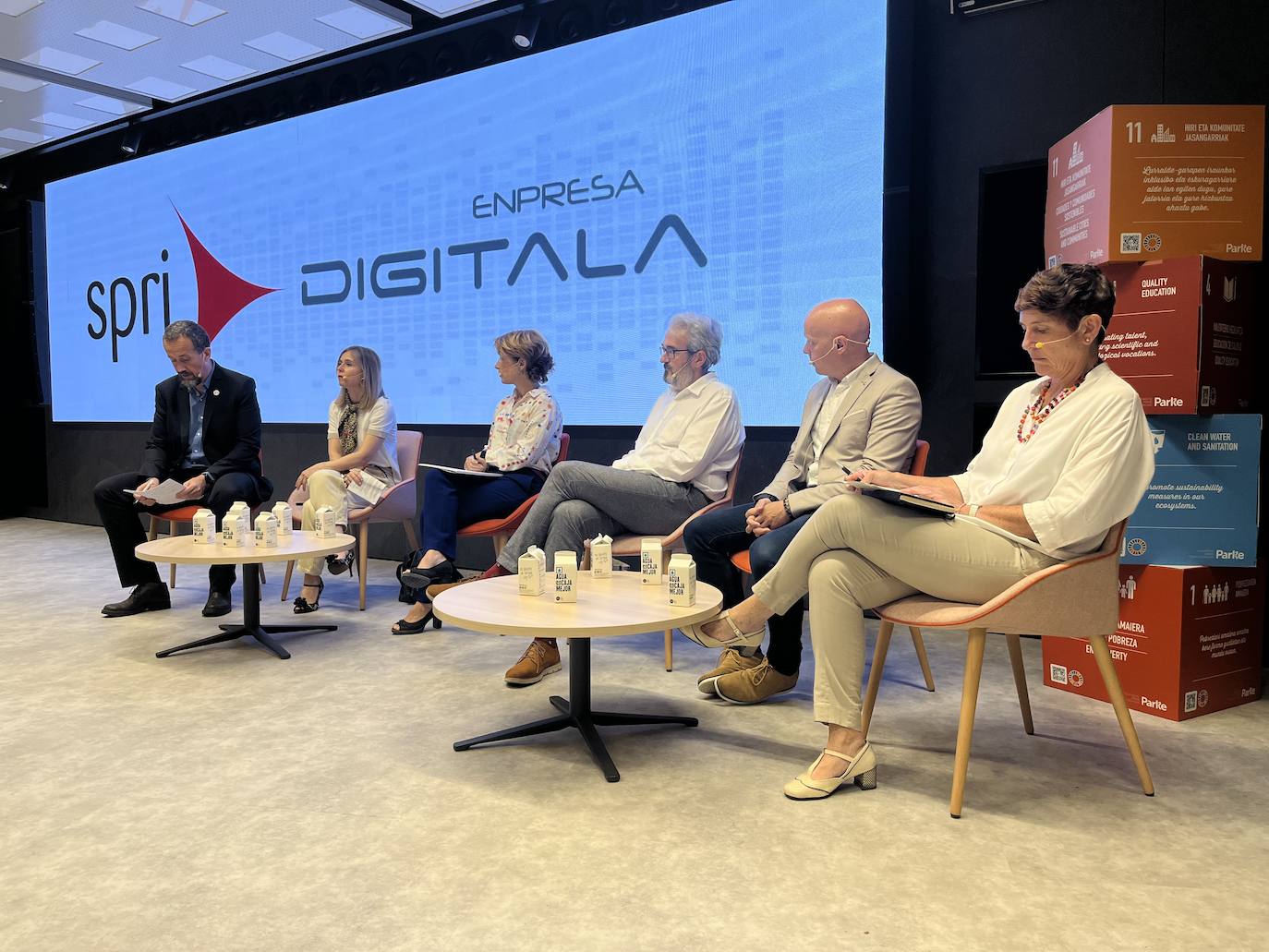 El acto ha finalizado con una mesa redonda en la que han participado Joseba Laka (Tecnalia), Cecilia Medina (Sernauto), Patricia Tamés (AFM), José Luis Núñez (Telefónica Tech), José Mª Fernández Alcalá (Ihobe) y Leyre Madariaga (Gobierno vasco).