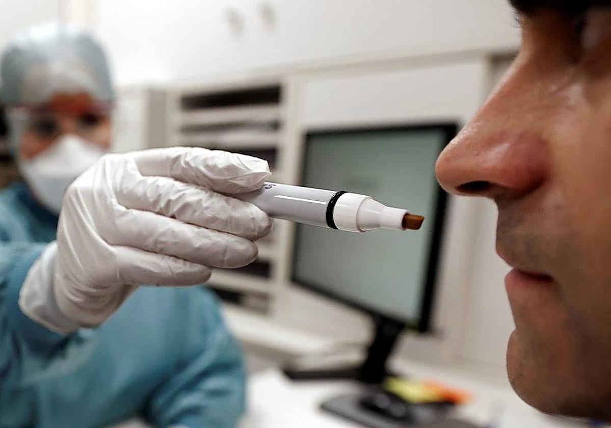 Entrenamiento olfativo de un paciente con covid persistente.