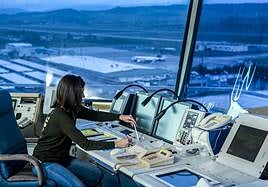 En la torre de Foronda trabajan quince controladores.