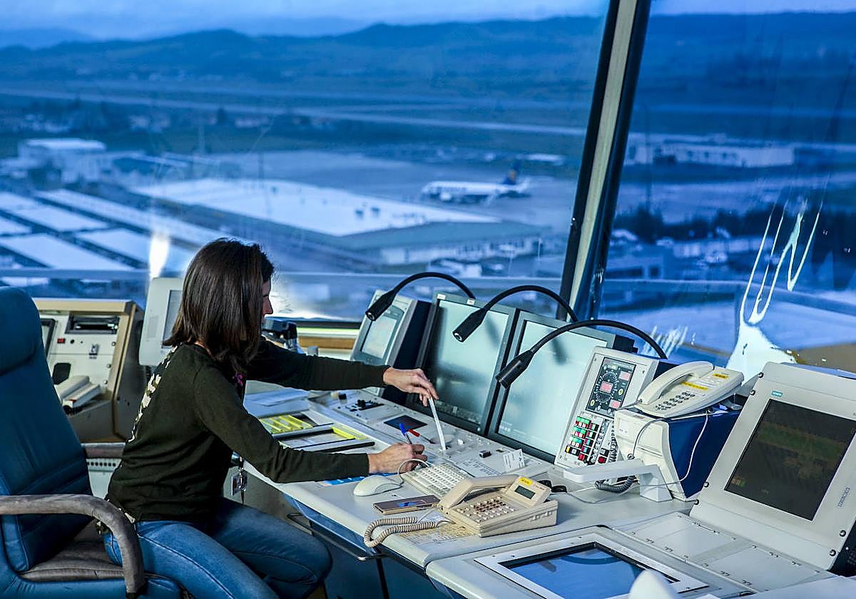 En la torre de Foronda trabajan quince controladores.
