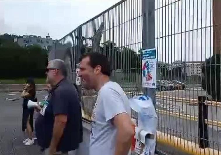 Trabajadores de limpieza en la fábrica de Coca Cola de Galdakao se movilizan para exigir mejores condiciones