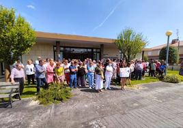 Un centenar de personas se concentraron ayer ante el centro de salud de Ribabellosa para pedir un médico sistituto.