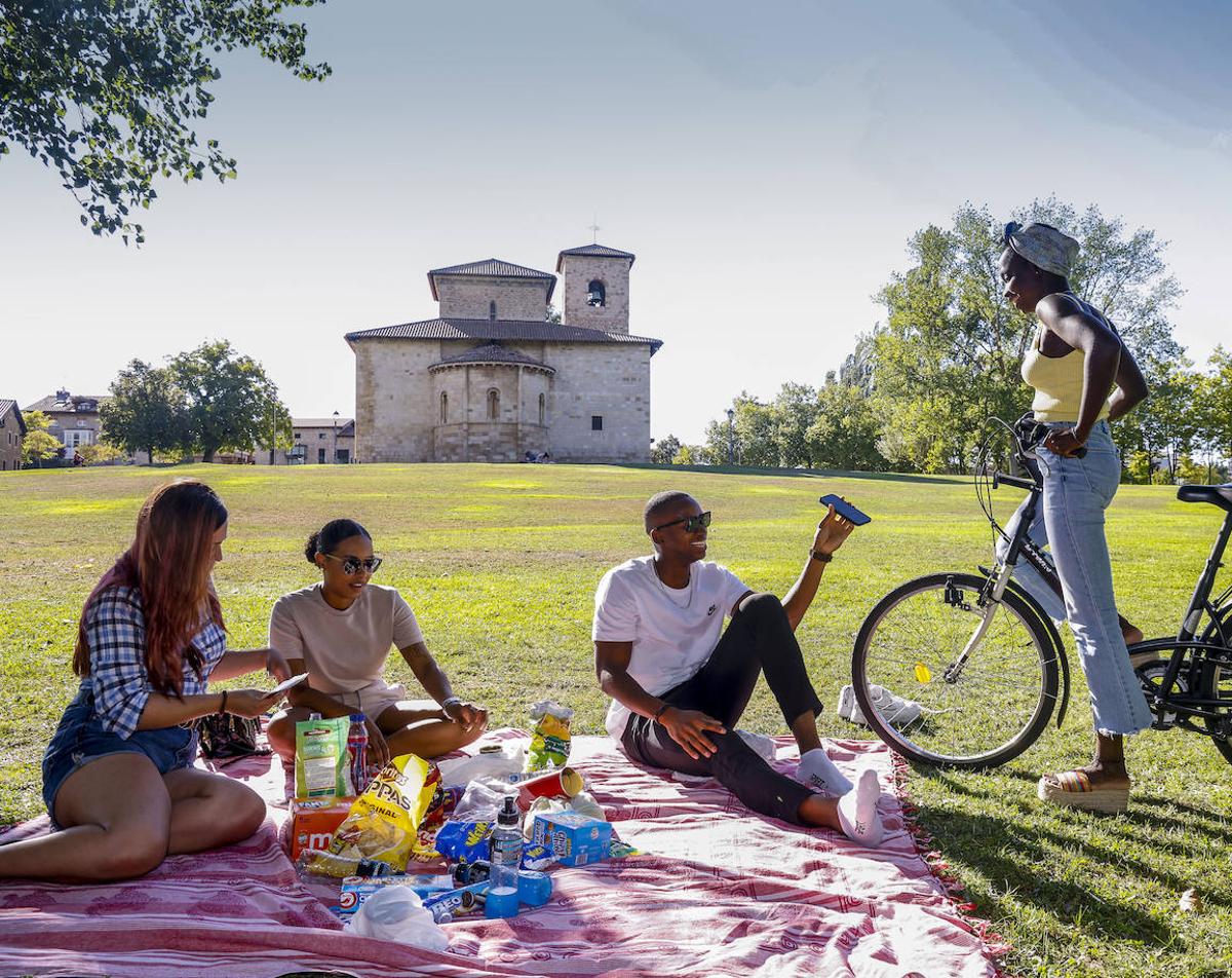 Jóvenes disfrutan de una merienda y del buen tiempo en las campas de Armentia.