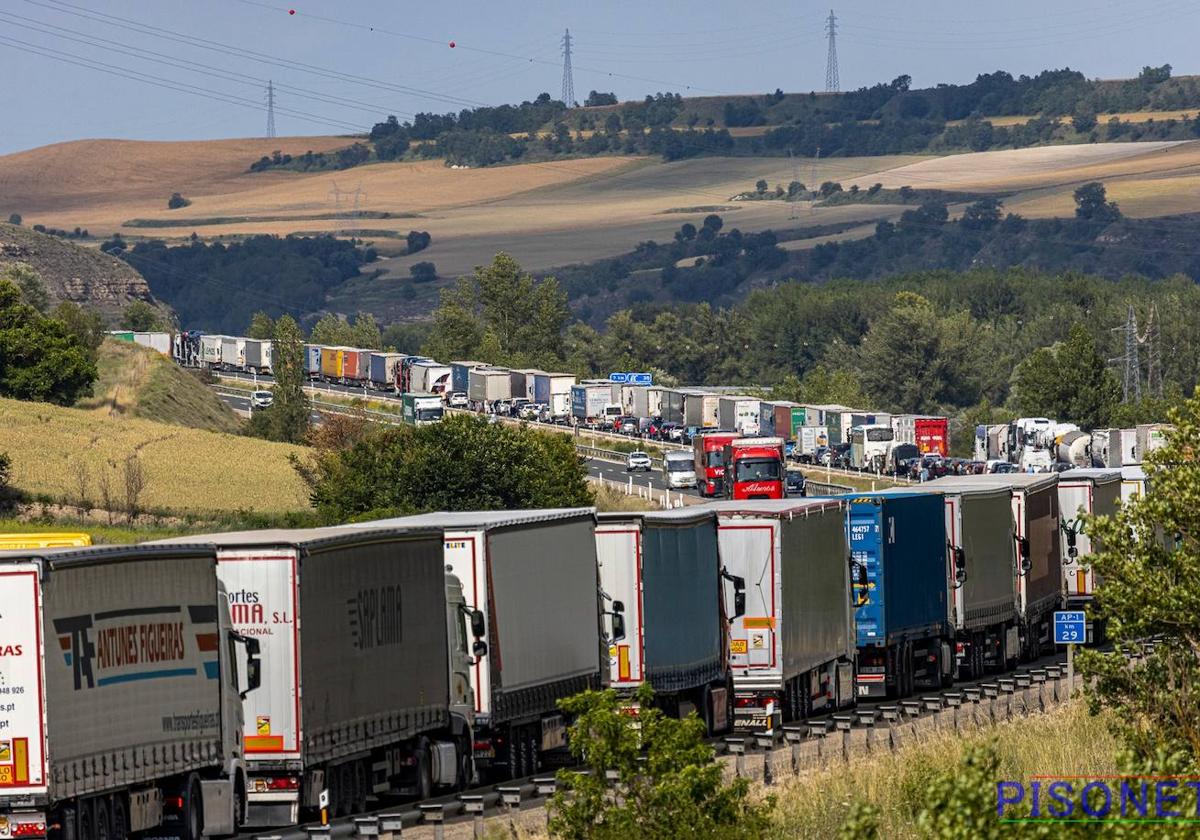 La odisea para llegar de Burgos a Bilbao: un socavón provoca atascos de varias horas