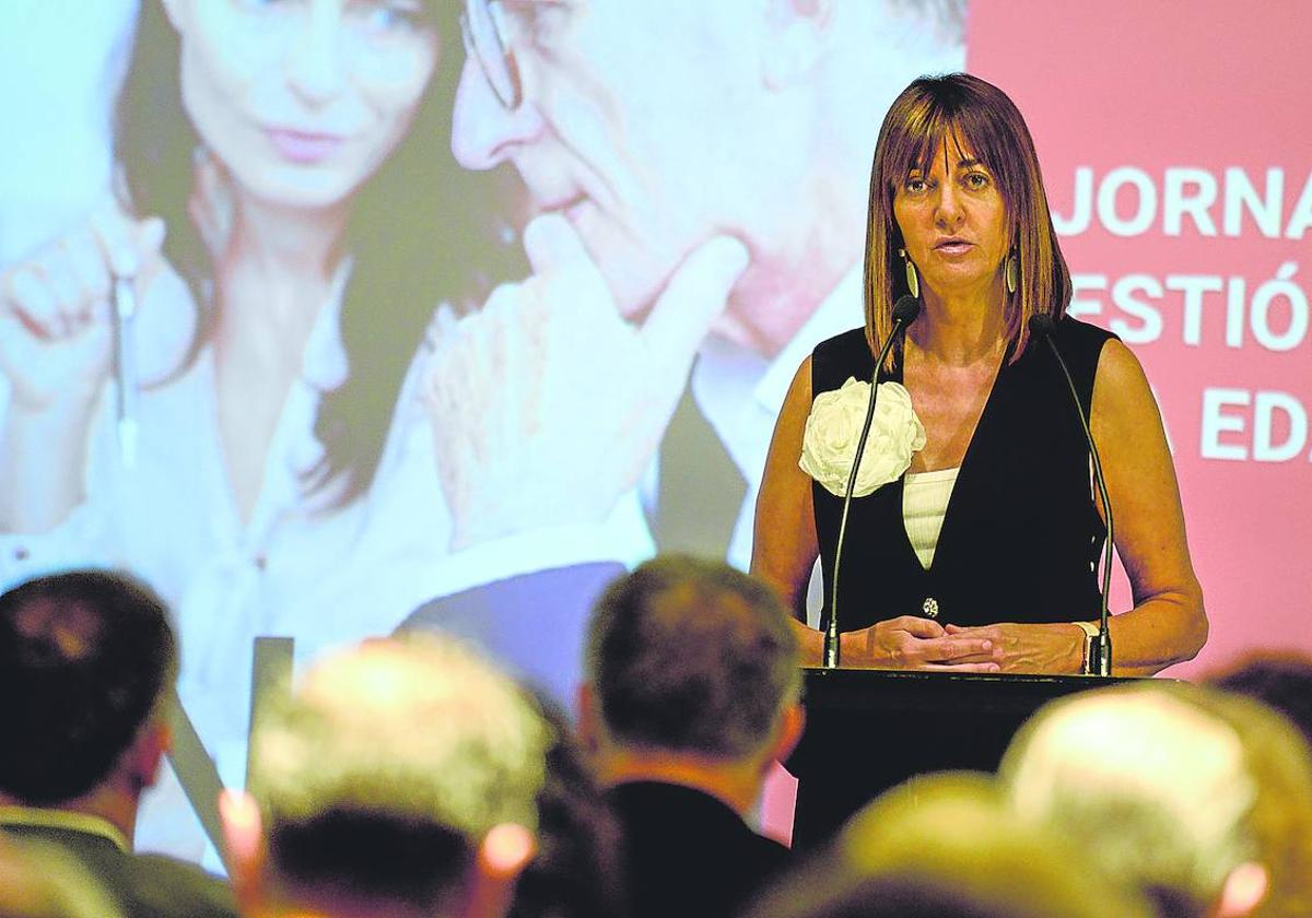 Idoia Mendia inauguró ayer en Bilbao una jornada destinada a ayudar a las empresas en la gestión de la edad de sus plantillas.