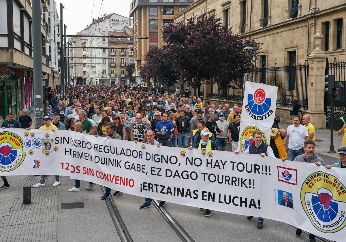 Una manifestación con 2.500 personas rodeó el Parlamento vasco el pasado jueves