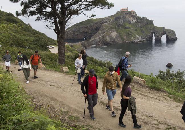 Paseo frente a San Juan de Gaztelugatxe para abrir el apetito.