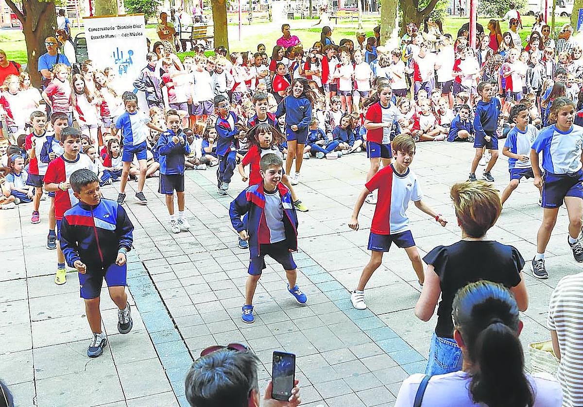 Implicados. Lo estuvieron, y mucho, los alumnos y el profesorado del colegio Sagrada familia.
