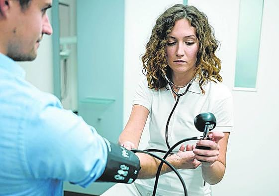 El Colegio de Dentistas propone a sus colegiados comenzar a realizar controles de presión arterial y diabetes.