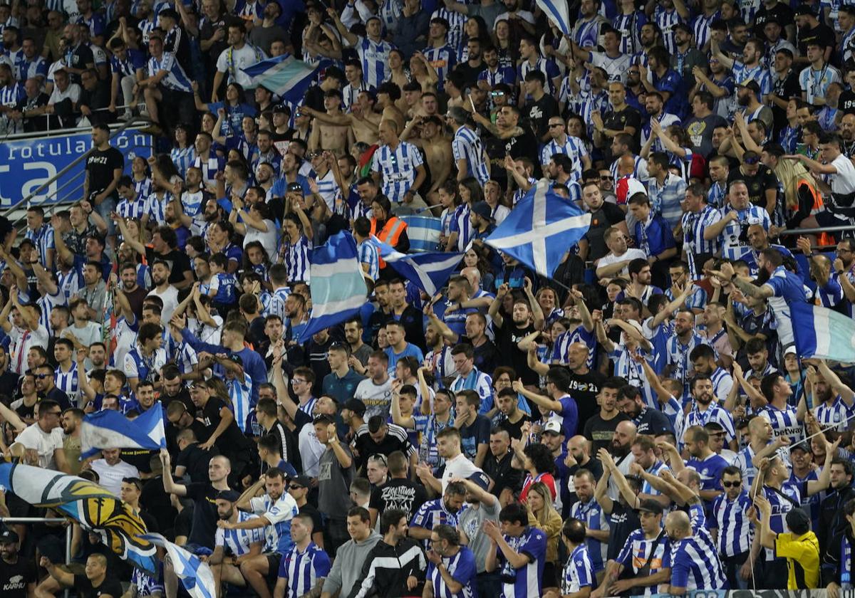 Los aficionados del Alavés disfrutan de un encuentro de la pasada temporada.