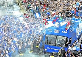 El Alavés llega en autobús descapotable a la plaza de la Virgen Blanca el pasado lunes.